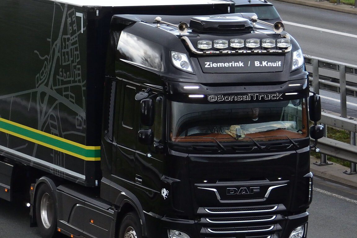 Zwarte DAF-vrachtwagen van Knuif Transport op de snelweg